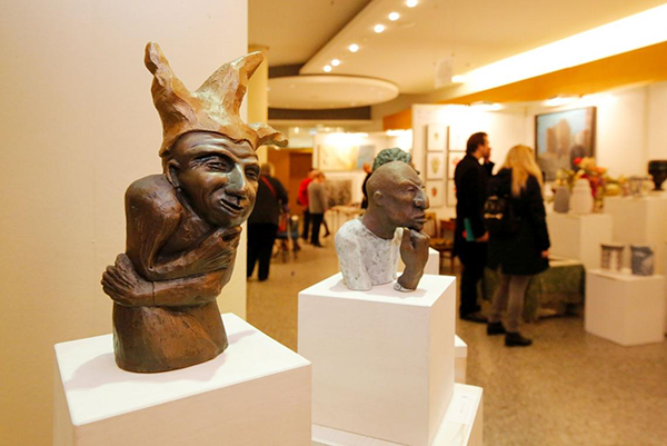 Zeigt Bronzeskulpturen aus Ausstellung