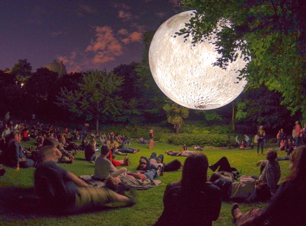 Zeigt Kunstprojekt "Muesum of the Moon" von Luke Jerrams