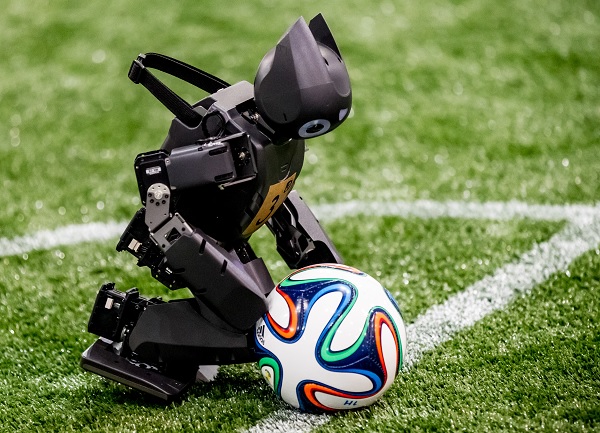 Bild zeigt Roboter mit Fußball