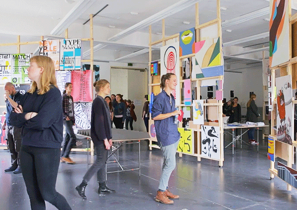 Foto zeigt Menschen, die sich eine Ausstellung ansehen