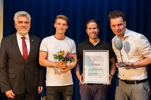 Erster Platz: Sport und Tanzrollator (v.l.n.r.: Prof. Dr. Armin Willingmann, Paul Blaschke, Marcel Partie und Martin Wiesner)