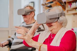 SeniorInnen mit VR-Brillen