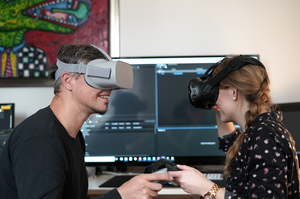 Mann und Frau testen eine VR-Brille