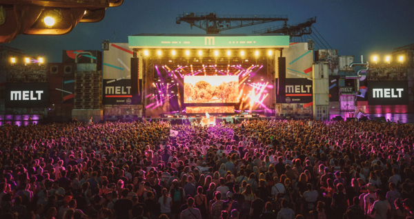Foto zeigt zahlreiche Menschen vor einer Bühne auf dem MELT Festival 2018