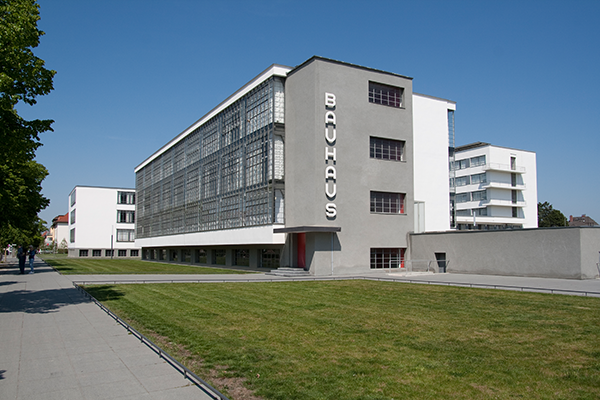 Zeigt das Bauhaus Gebäude in Dessau