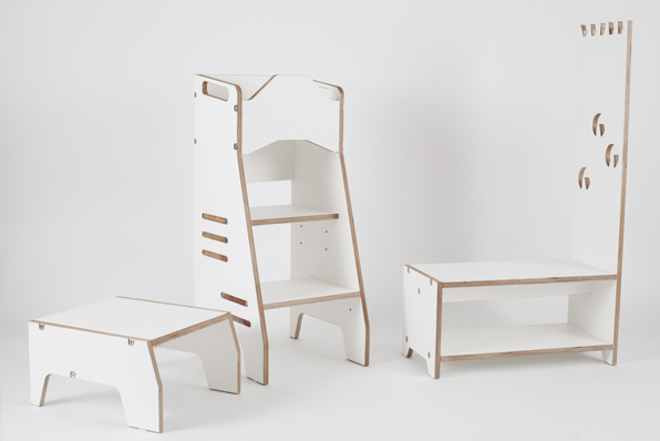 Foto zeigt die Möbel: Kinder-Hochstand Carl und Kindergarderobe Dete