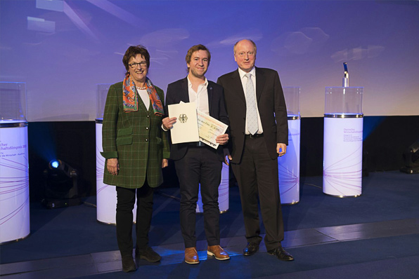 Foto zeigt Matthias Fritsche bei der Preisverleihung des Deutschen Wirtschaftsfilmpreises 2015
