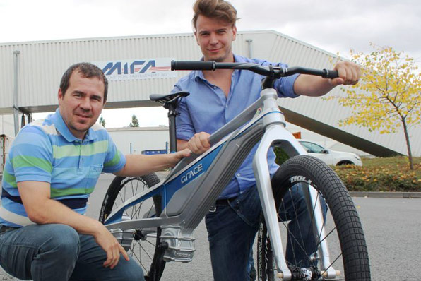 Designer Martin Wiesner mit seinem kettenlosen Fahrrad