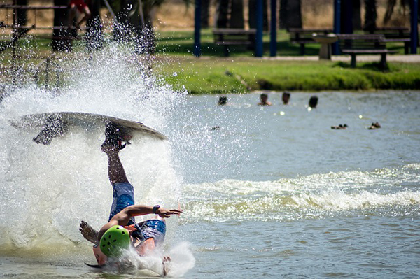 Zeigt Wakeboarder der ins Wasser fällt