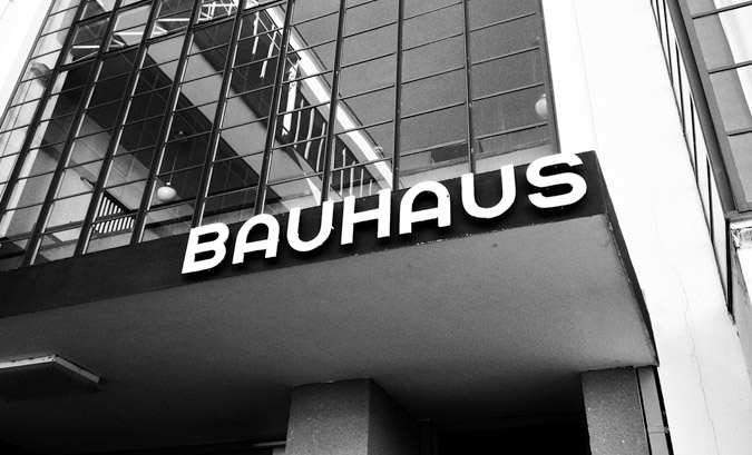 Foto zeigt die Fassade des Bauhaus in Dessau