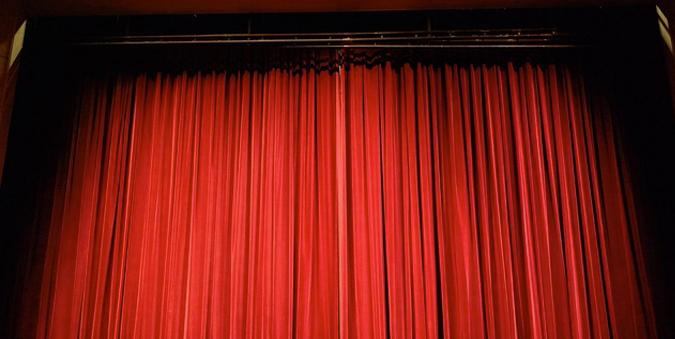 Foto zeigt den roten Vorhang einer Bühne